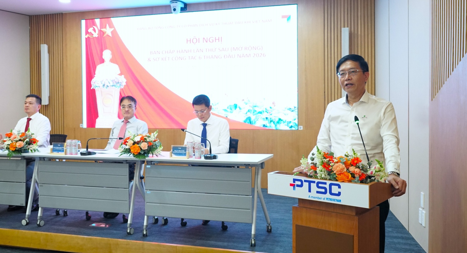 Đồng chí Trần Quang Dũng, Phó Bí thư Thường trực Đảng ủy Petrovietnam phát biểu chỉ đạo Hội nghị, nhấn mạnh yêu cầu gắn công tác xây dựng Đảng với hiệu quả sản xuất kinh doanh, đầu tư và quản trị doanh nghiệp.