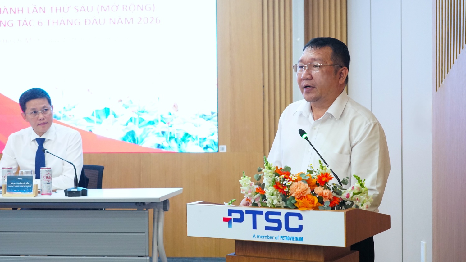 Đồng chí Lê Tiến Sĩ, Trưởng Ban Xây dựng Đảng phường Sài Gòn, phát biểu chỉ đạo về nâng cao chất lượng tổ chức đảng, công tác cán bộ và sinh hoạt chi bộ gắn với nhiệm vụ chuyên môn.