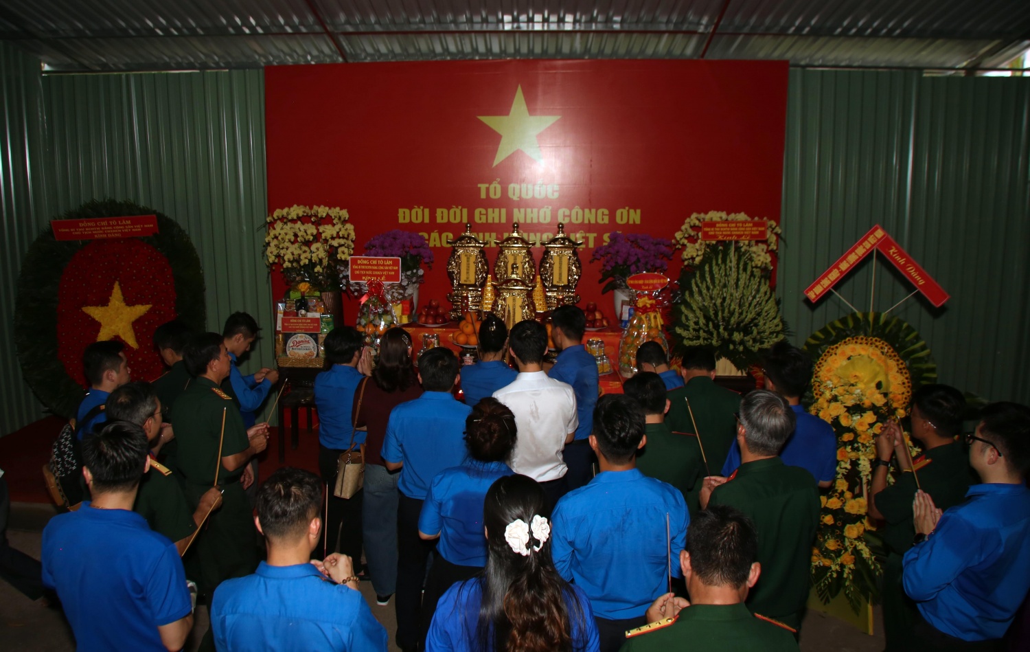 Đoàn dâng hương tại khu vực đang diễn ra công tác tìm kiếm, quy tập hài cốt liệt sĩ