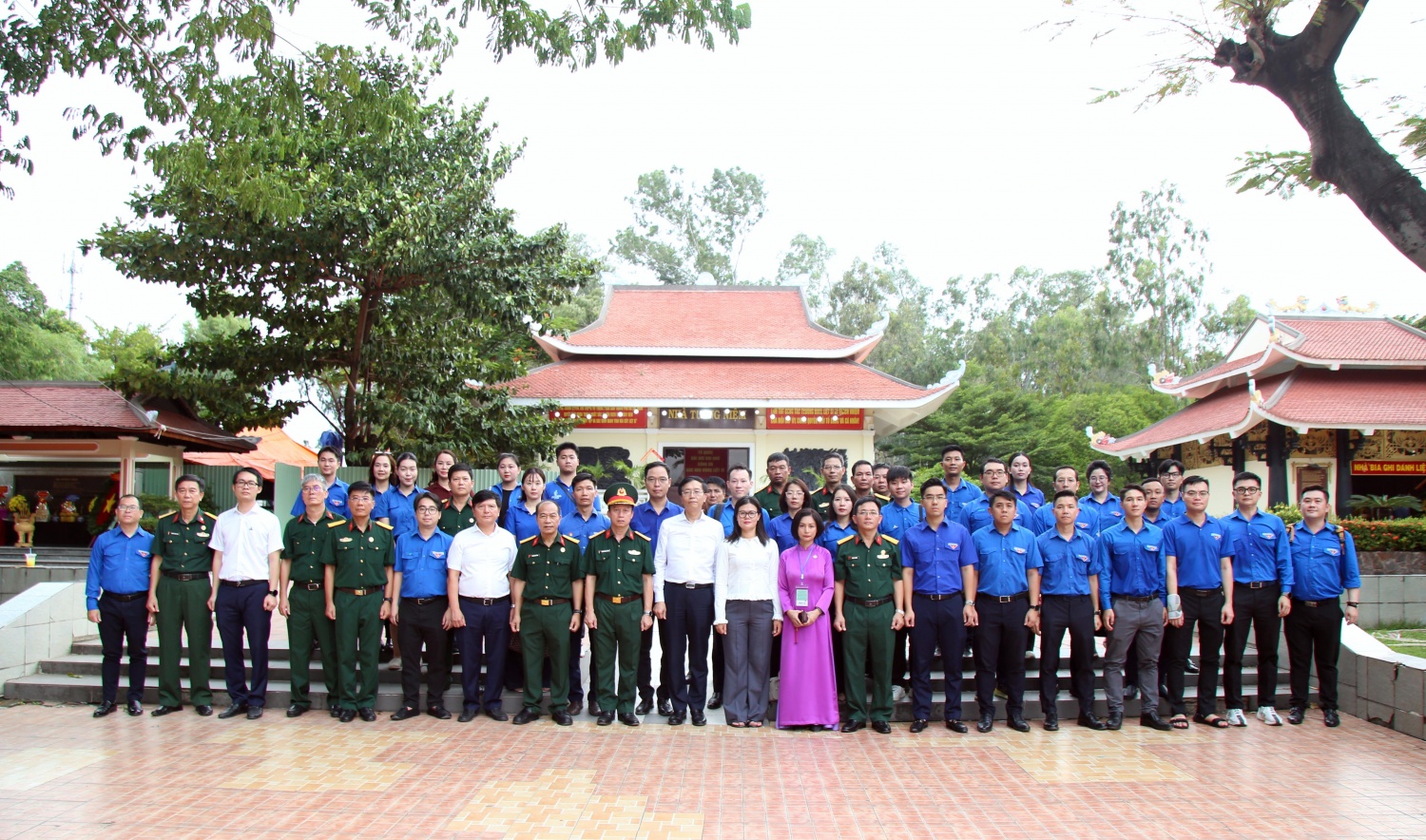 Đoàn đại biểu dâng hương, dâng hoa tại Công viên Lê Thị Riêng.