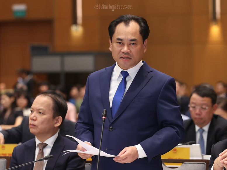 Bộ trưởng Bộ Nông nghiệp và Môi trường Trịnh Việt Hùng làm rõ một số kiến nghị của doanh nghiệp - Ảnh: VGP/Nhật Bắc