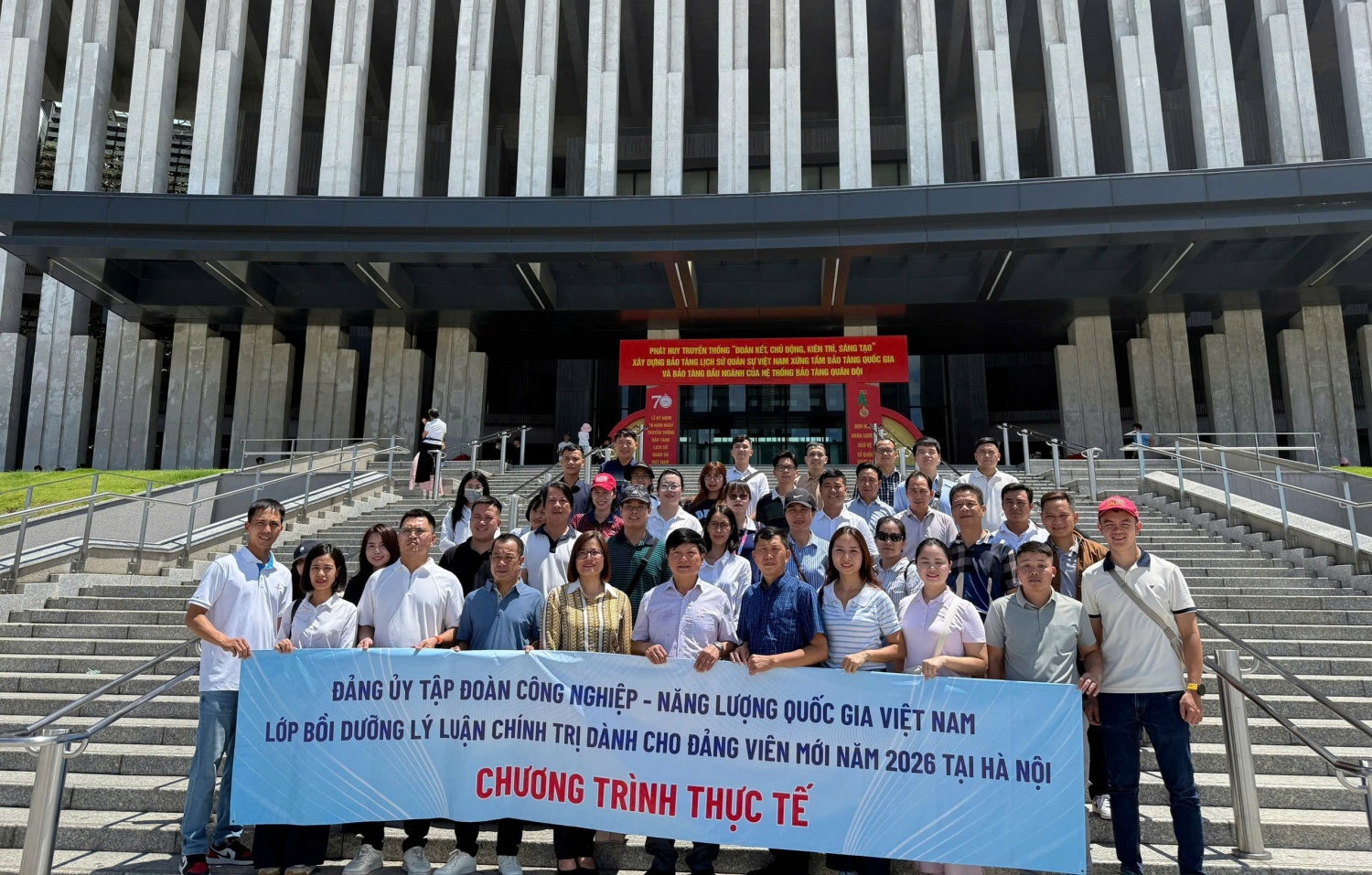 Hoạt động học tập thực tế tại Bảo tàng Lịch sử Quân sự Việt Nam là điểm nhấn ý nghĩa trong chương trình bồi dưỡng lý luận chính trị dành cho đảng viên mới năm 2026.