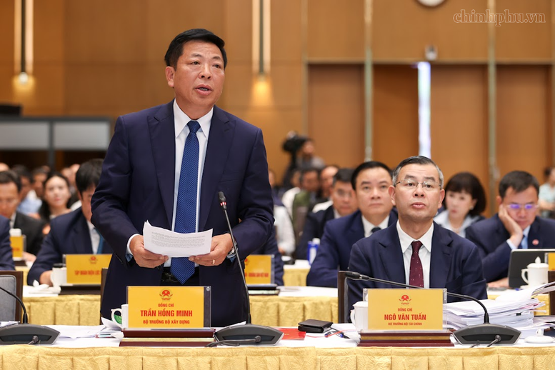 Bộ trưởng Bộ Xây dựng Trần Hồng Minh làm rõ các nội dung được doanh nghiệp nêu - Ảnh: VGP/Nhật Bắc
