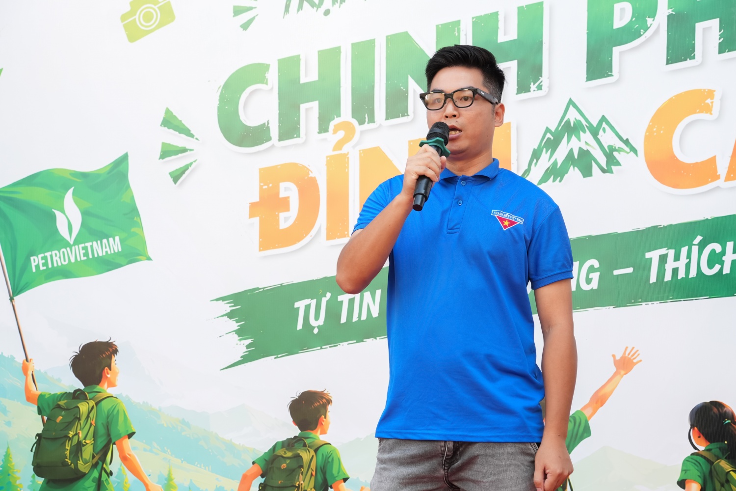 Bí thư Đoàn Thanh niên Bộ máy QL&ĐH Petrovietnam Phạm Hồng Sơn mong muốn thông qua chuyến đi thực tế, các em nhỏ sẽ biết tự chăm sóc bản thân, sẻ chia với bạn bè, mạnh mẽ đứng dậy sau những lần vấp ngã, nỗ lực không ngừng và luôn ghi nhớ công ơn, tình yêu thương của cha mẹ.