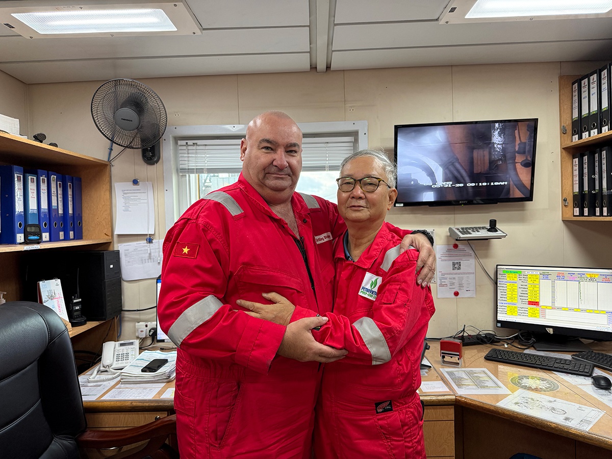 Nhà báo Nguyễn Như Phong và ông Tony Hornby, Giàn trưởng PV DRILLING I