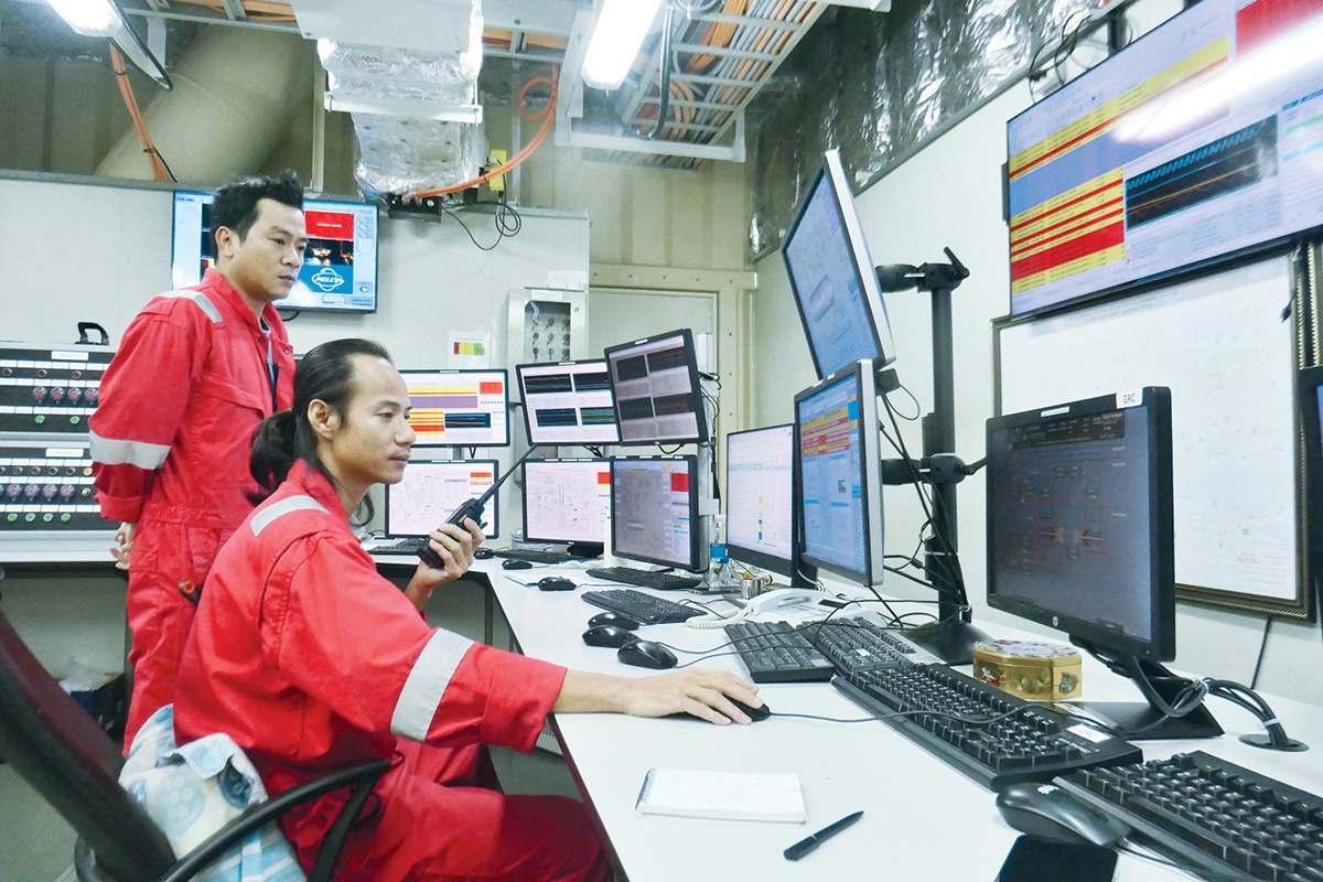 Đốc công khai thác Trần Mạnh Sỹ, kỹ sư chính phòng điều khiển Lê Thanh Hóa