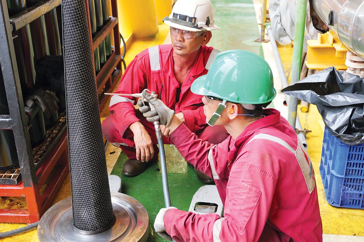 Vệ sinh phễu lọc khí trên Sư Tử Trắng