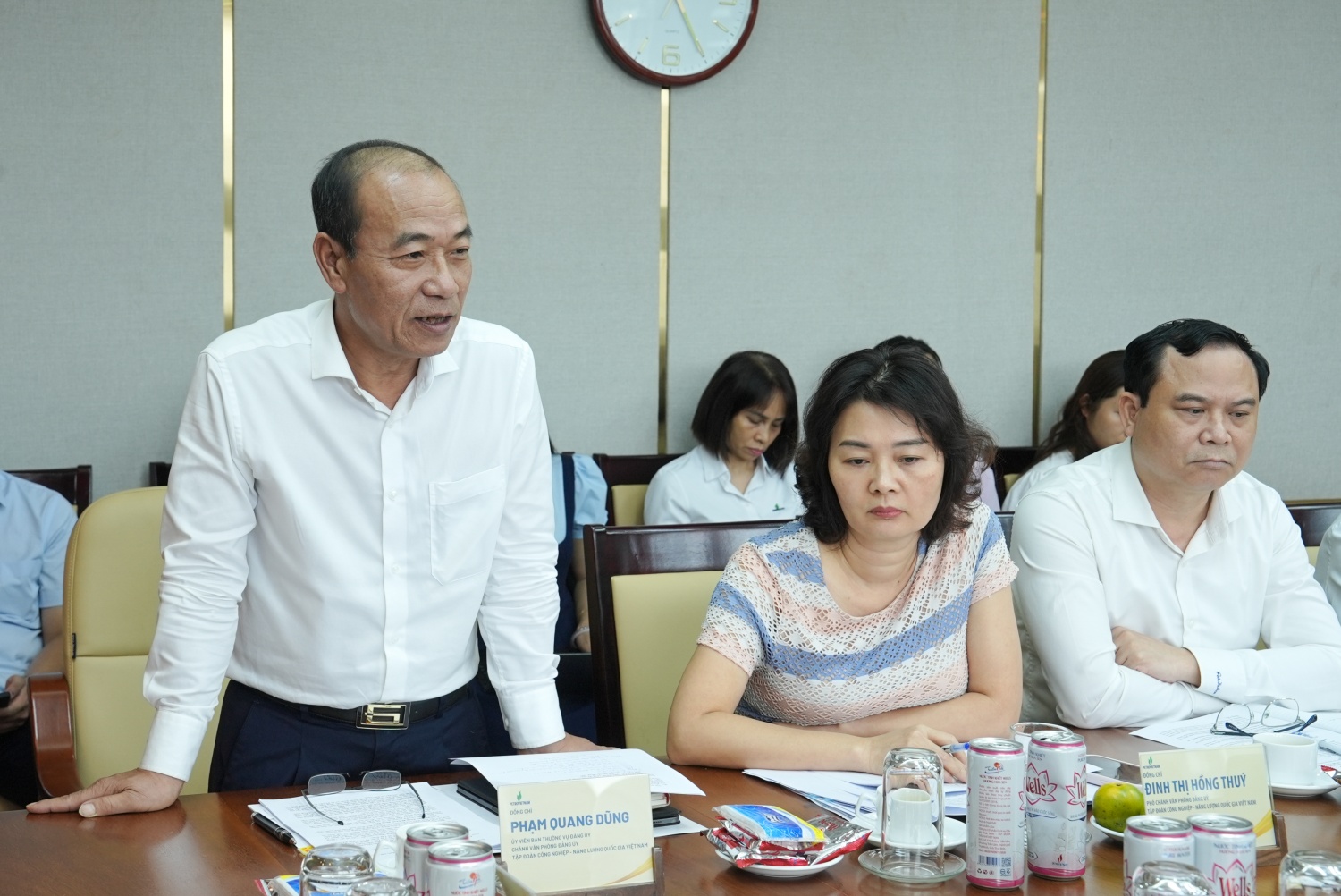 Đồng chí Phạm Quang Dũng - Ủy viên Ban Thường vụ, Chánh Văn phòng Đảng ủy Tập đoàn báo cáo chuyên đề tại hội nghị.