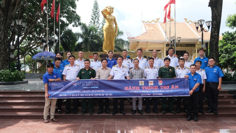 Đoàn chụp hình lưu niệm tại Đền thờ Anh hùng liệt sĩ Võ Thị Sáu.
