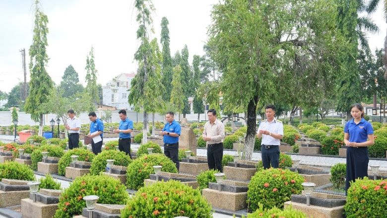 Các thành viên đoàn kính cẩn dâng hương trước anh linh các anh hùng tại Nghĩa trang liệt sĩ Bà Rịa - Vũng Tàu.
