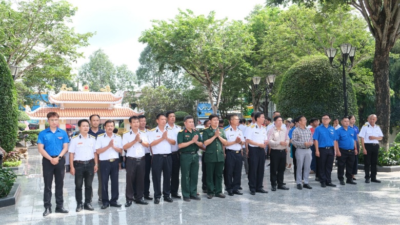 Đoàn bày tỏ lòng biết ơn và kính phục trước tấm gương anh dũng của Anh hùng lực lượng vũ trang nhân dân Võ Thị Sáu.