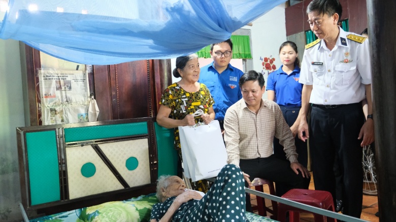 Đồng chí Nguyễn Hữu Tuấn - Ủy viên BCH Đảng bộ, Chánh Văn phòng Đảng - Đoàn thể Tổng công ty và đồng chí Nguyễn Hữu Quyết - Phó Chánh Văn phòng Đảng - Đoàn thể, Chủ tịch Hội Cựu chiến binh Tổng công ty chúc sức khỏe Mẹ Việt Nam anh hùng Trần Thị Đường.