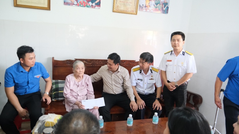 Đoàn thăm hỏi và chúc sức khỏe Mẹ Việt Nam anh hùng Trần Thị Lưỡng.