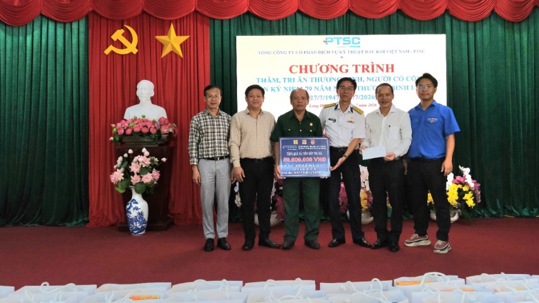 Đại diện các tổ chức đoàn thể tặng quà cho Trung tâm Điều dưỡng Thương binh và Người có công Long Đất.