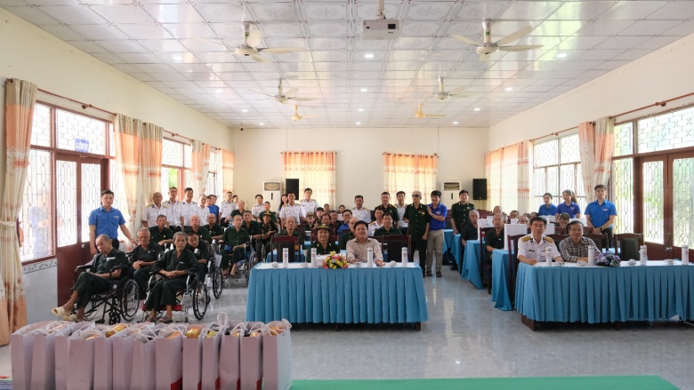 Đoàn chụp hình lưu niệm cùng các cô, chú thương, bệnh binh và người có công đang được chăm sóc tại Trung tâm.