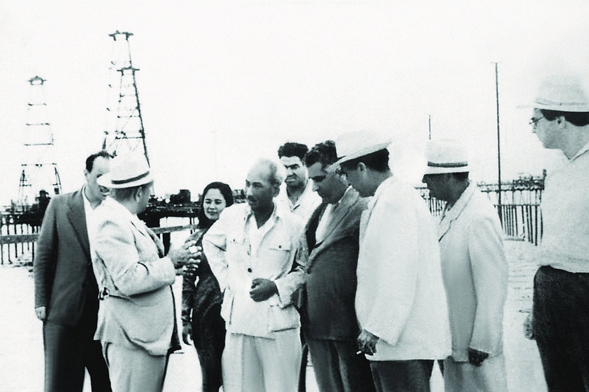 Chủ tịch Hồ Chí Minh thăm khu công nghiệp dầu lửa Baku, Azerbaijan, tháng 7-1959 (Ảnh tư liệu)