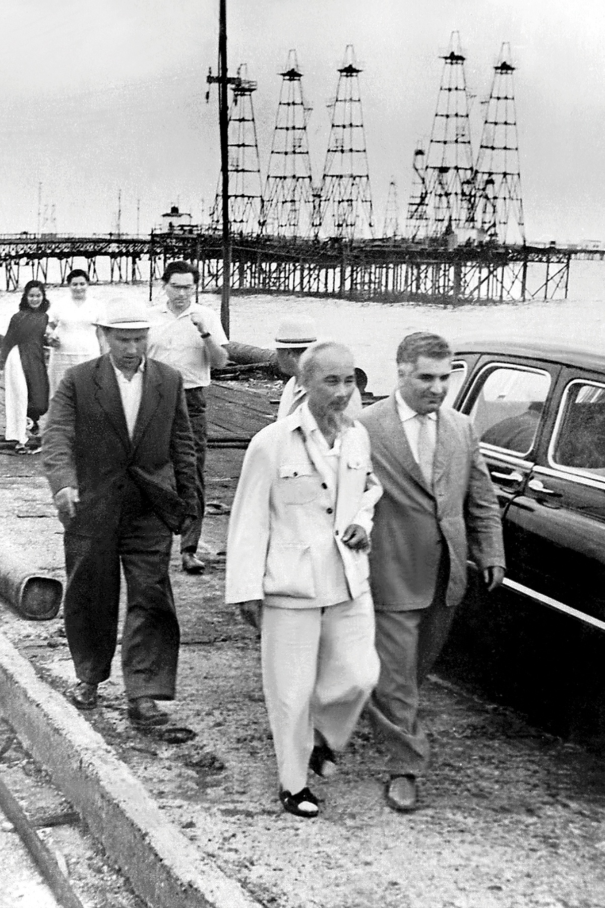 Chủ tịch Hồ Chí Minh khi đến thăm khu công nghiệp dầu khí Baku tháng 7-1959 (Ảnh tư liệu)