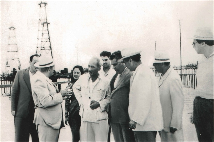 Chủ tịch Hồ Chí Minh trong chuyến thăm khu công nghiệp dầu lửa Baku, Azerbaijan, ngày 23/7/1959.