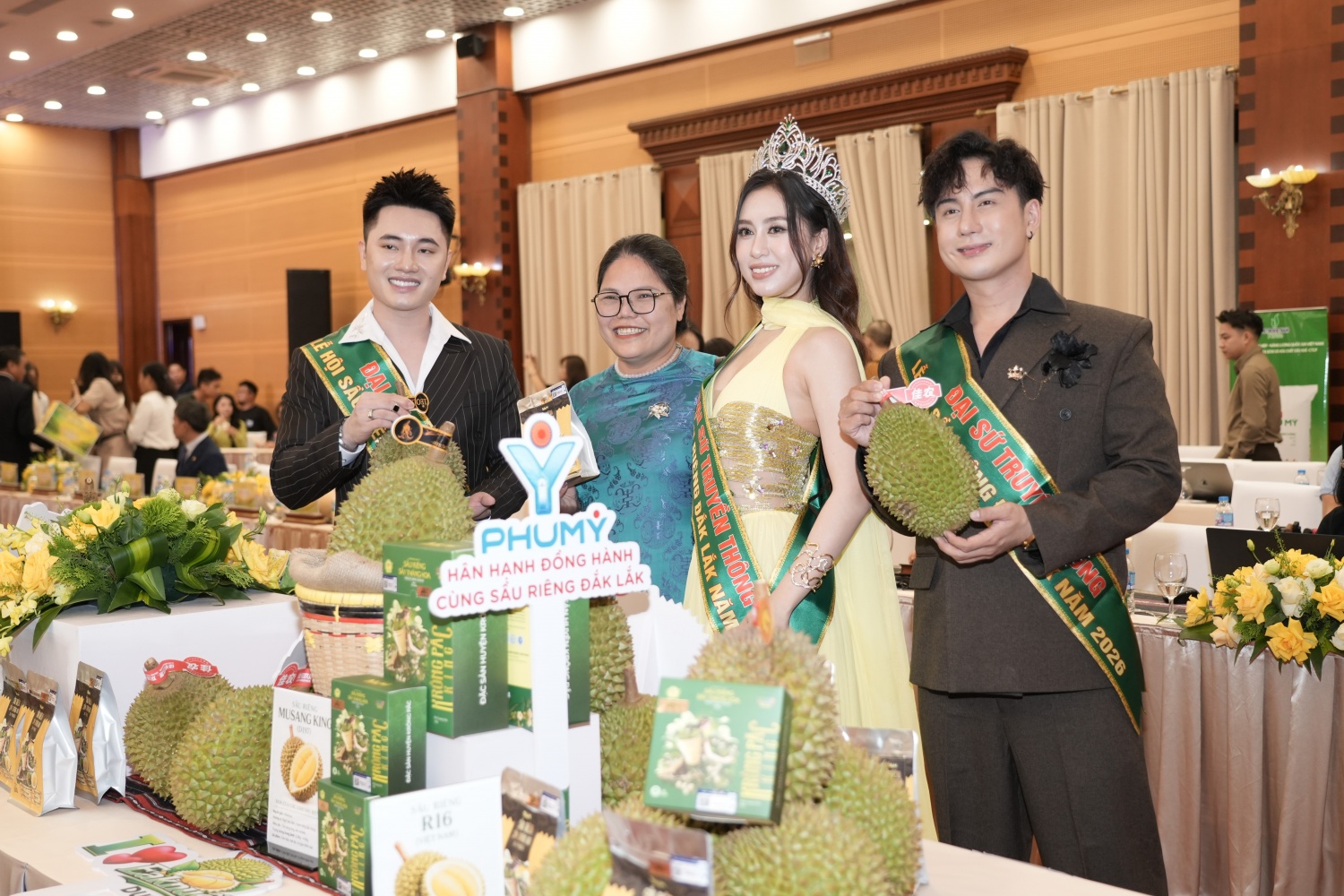 Các đại sứ truyền thông quảng bá nông sản từ trái sầu riêng Đắk Lắk.