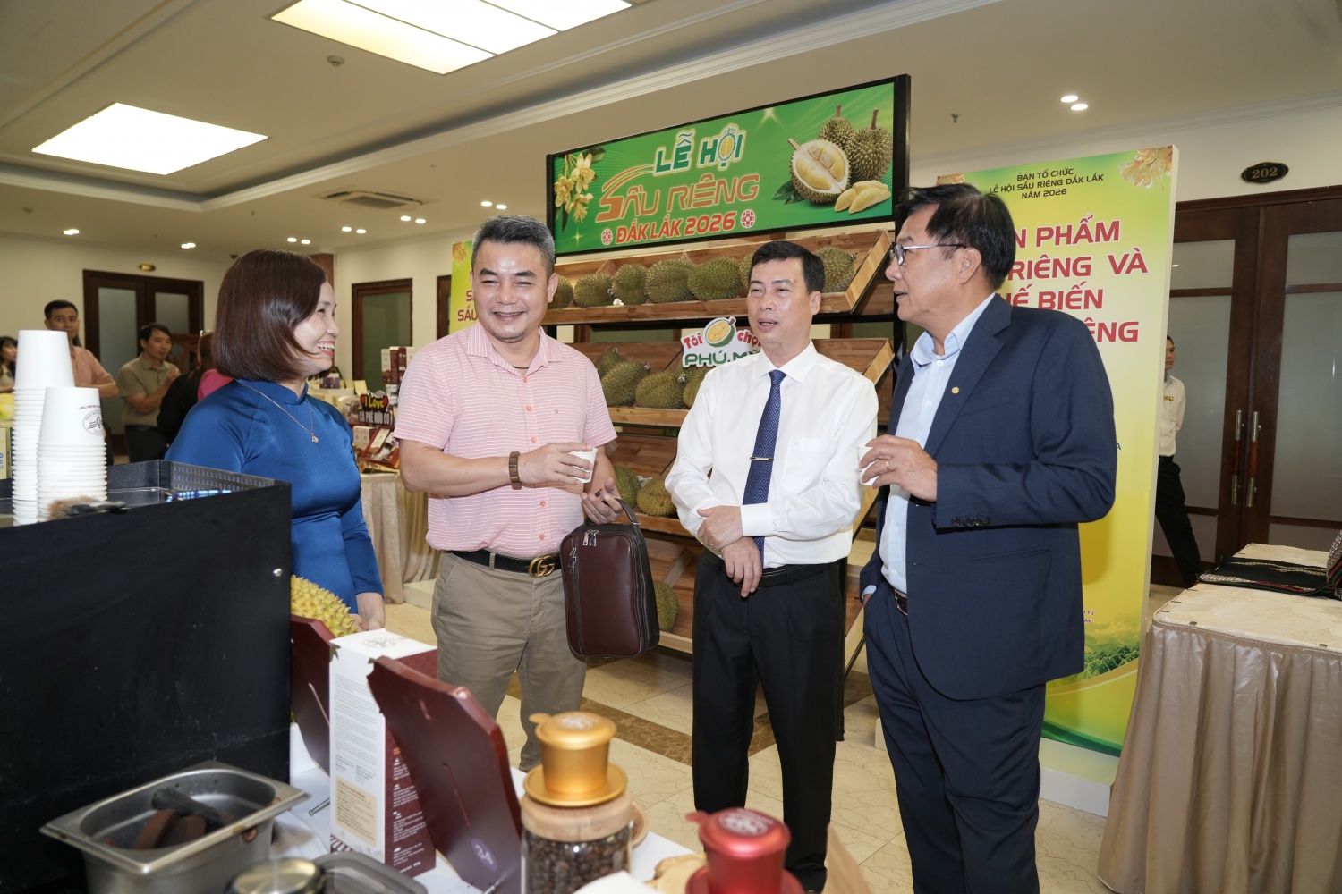 Các đại biểu trải nghiệm cà phê sầu riêng được giới thiệu tại lễ hội.
