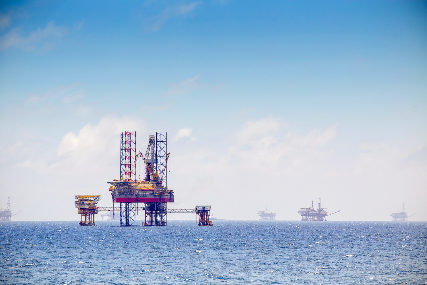 Trải qua quá trình phát triển nhiều thập kỷ, Petrovietnam đã từng bước xây dựng chuỗi giá trị công nghiệp năng lượng tương đối hoàn chỉnh, từ tìm kiếm, thăm dò, khai thác dầu khí, công nghiệp khí, sản xuất điện, chế biến dầu khí đến sản xuất phân bón và từng bước tham gia vào các lĩnh vực năng lượng mới.