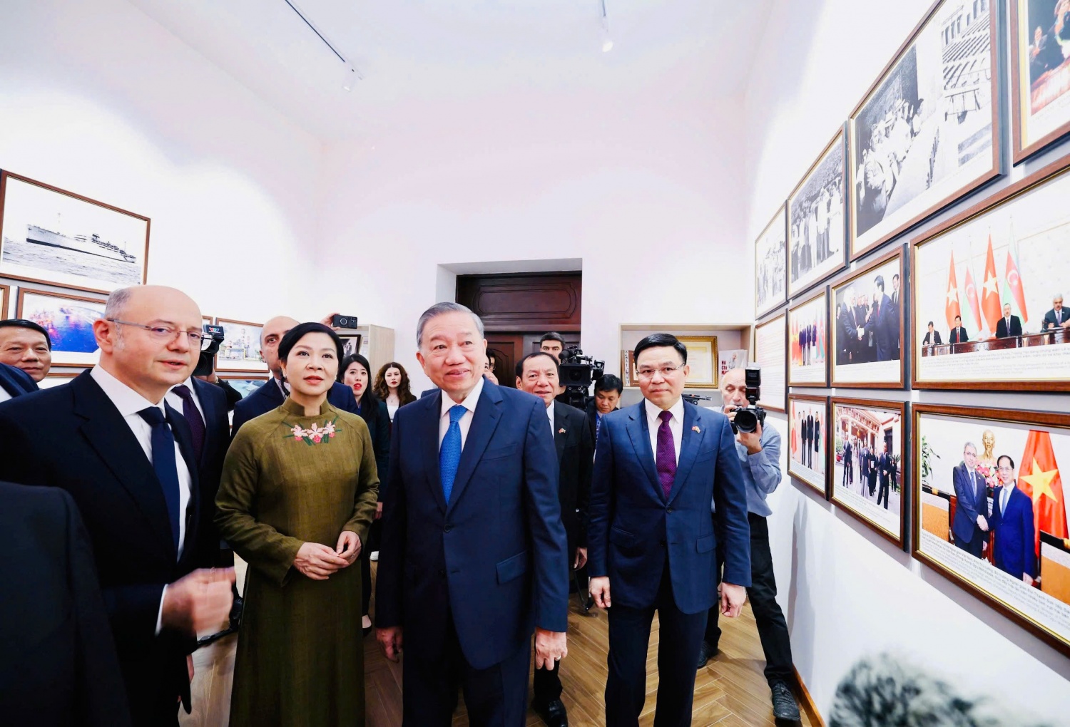 Tổng Bí thư Tô Lâm và Phu nhân cùng các đại biểu tham quan Phòng lưu niệm Chủ tịch Hồ Chí Minh với ngành dầu khí Việt Nam - Azerbaijan, tháng 5/2025.