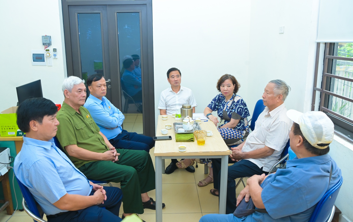 Đoàn công tác Petrovietnam thăm hỏi, động viên các thương binh, nạn nhân chất độc da cam tại phường Láng (Hà Nội).