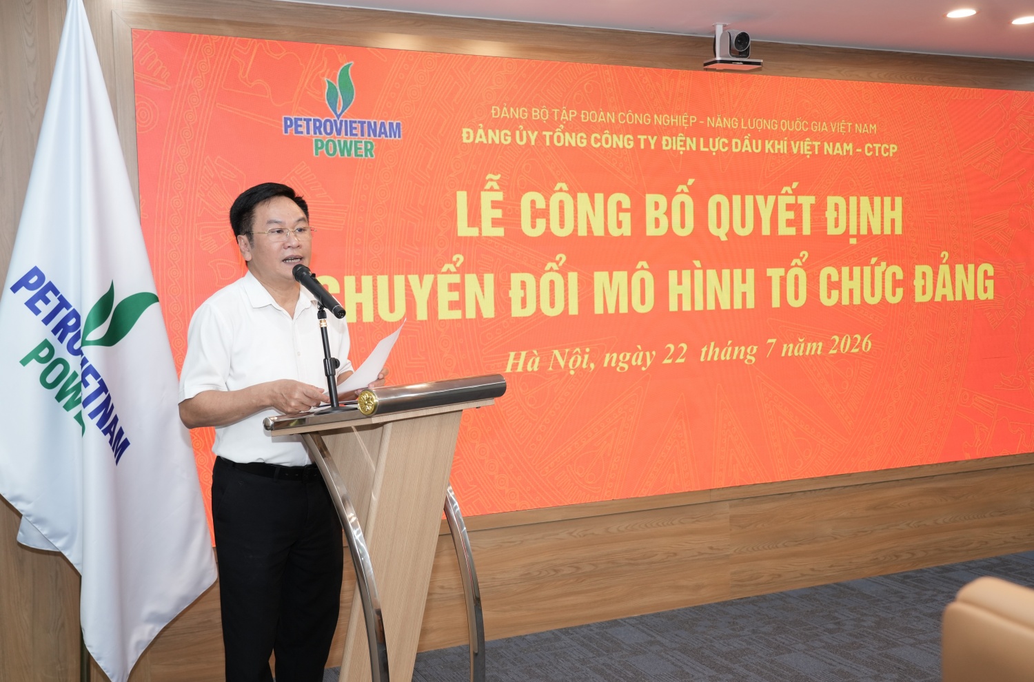 Đồng chí Đinh Mạnh Dần - Chánh Văn phòng Đảng ủy PV Power công bố quyết định tại buổi lễ.