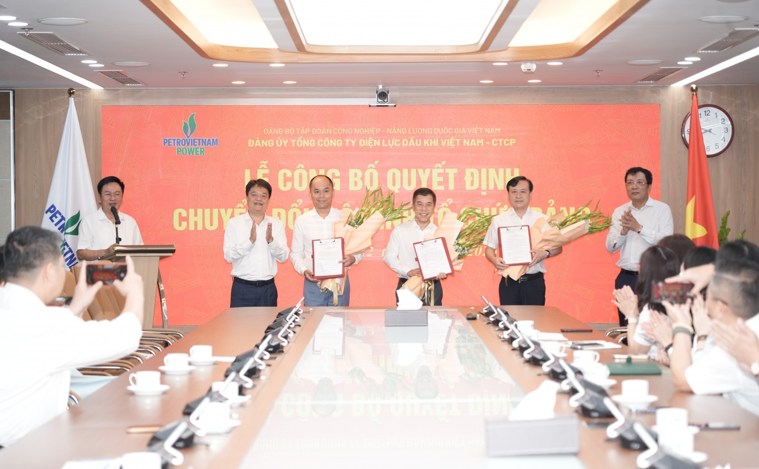 Đồng chí Hoàng Văn Quang và đồng chí Lê Như Linh trao quyết định và chúc mừng các đơn vị được chuyển đổi mô hình tổ chức Đảng.