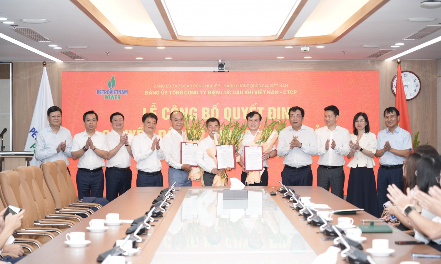 Các đại biểu chúc mừng các đơn vị được chuyển đổi mô hình tổ chức Đảng.