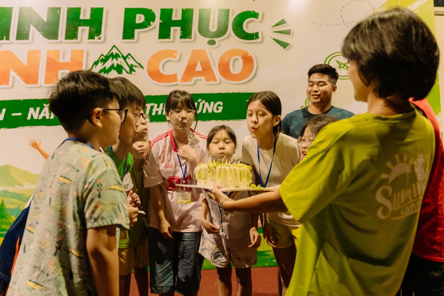 Các em bất ngờ khi được các cô, chú tổ chức sinh nhật