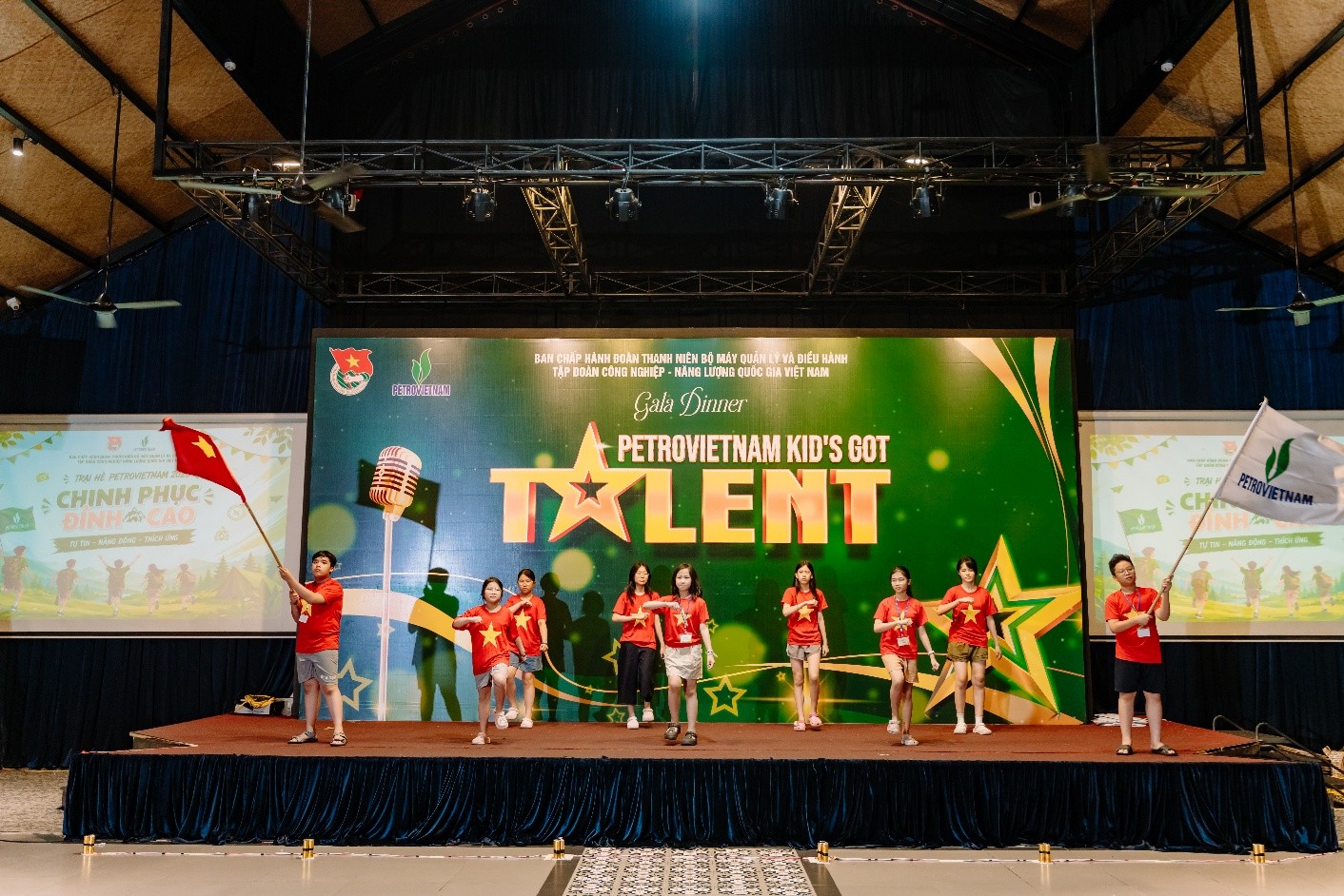 Niềm vui của các em được thể hiện trên sân khấu “Petrovietnam’s Got Talent”