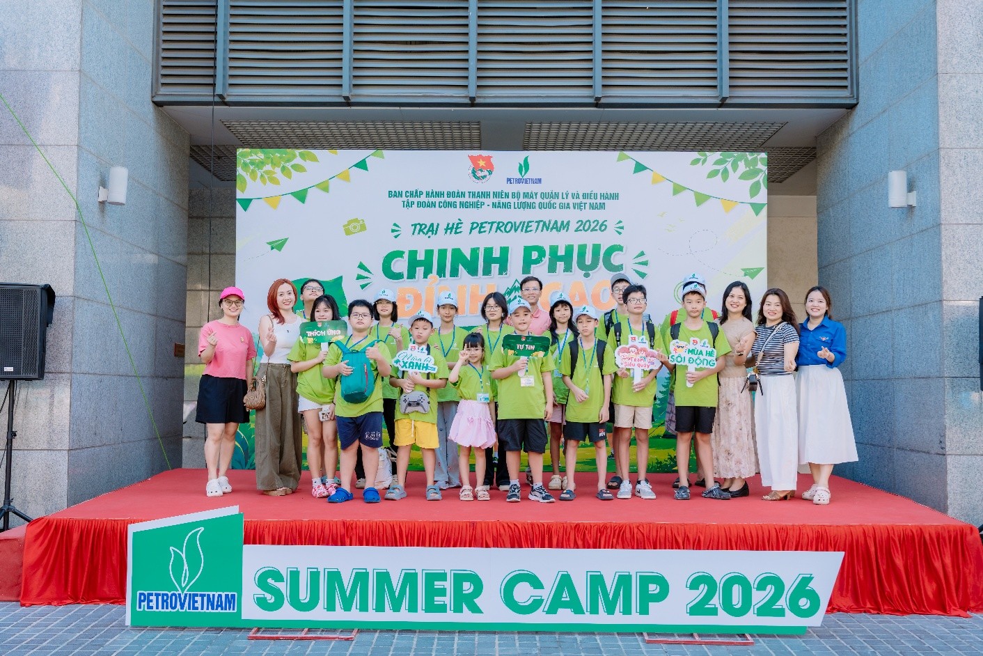 Các phụ huynh chụp ảnh cùng các con tại lễ xuất quân
