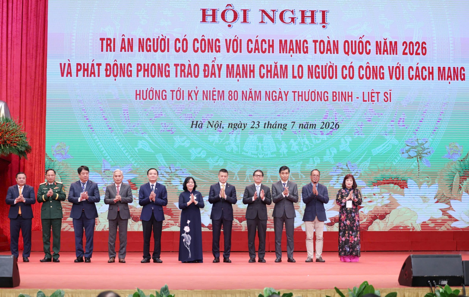 Đồng chí Bùi Thị Minh Hoài - Ủy viên Bộ Chính trị, Bí thư Trung ương Đảng, Chủ tịch Ủy ban Trung ương Mặt trận Tổ quốc Việt Nam tiếp nhận ủng hộ từ các doanh nghiệp hưởng ứng phong trào đẩy mạnh chăm lo người có công với cách mạng.