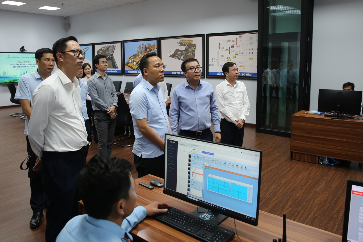 Đoàn công tác Bộ Công Thương tìm hiểu hoạt động của NMLD Dung Quất từ Trung tâm Điều hành tích hợp.