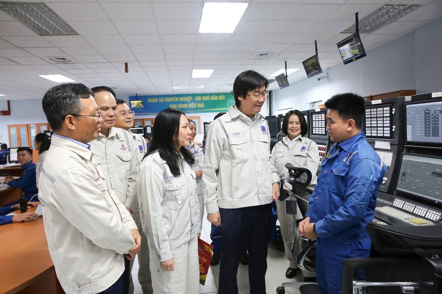 Ông Nguyễn Mạnh Kha - Ủy viên BCH Tổng Liên đoàn Lao động Việt Nam, Ủy viên BCH Đảng bộ, Chủ tịch Công đoàn Petrovietnam thăm hỏi, động viên người lao động tại NMLD Dung Quất.