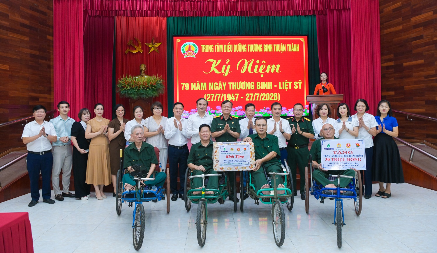 Đoàn công tác Petrovietnam tặng quà và trao hỗ trợ cho các thương, bệnh binh tại Trung tâm điều dưỡng thương binh Thuận Thành, Bắc Ninh.