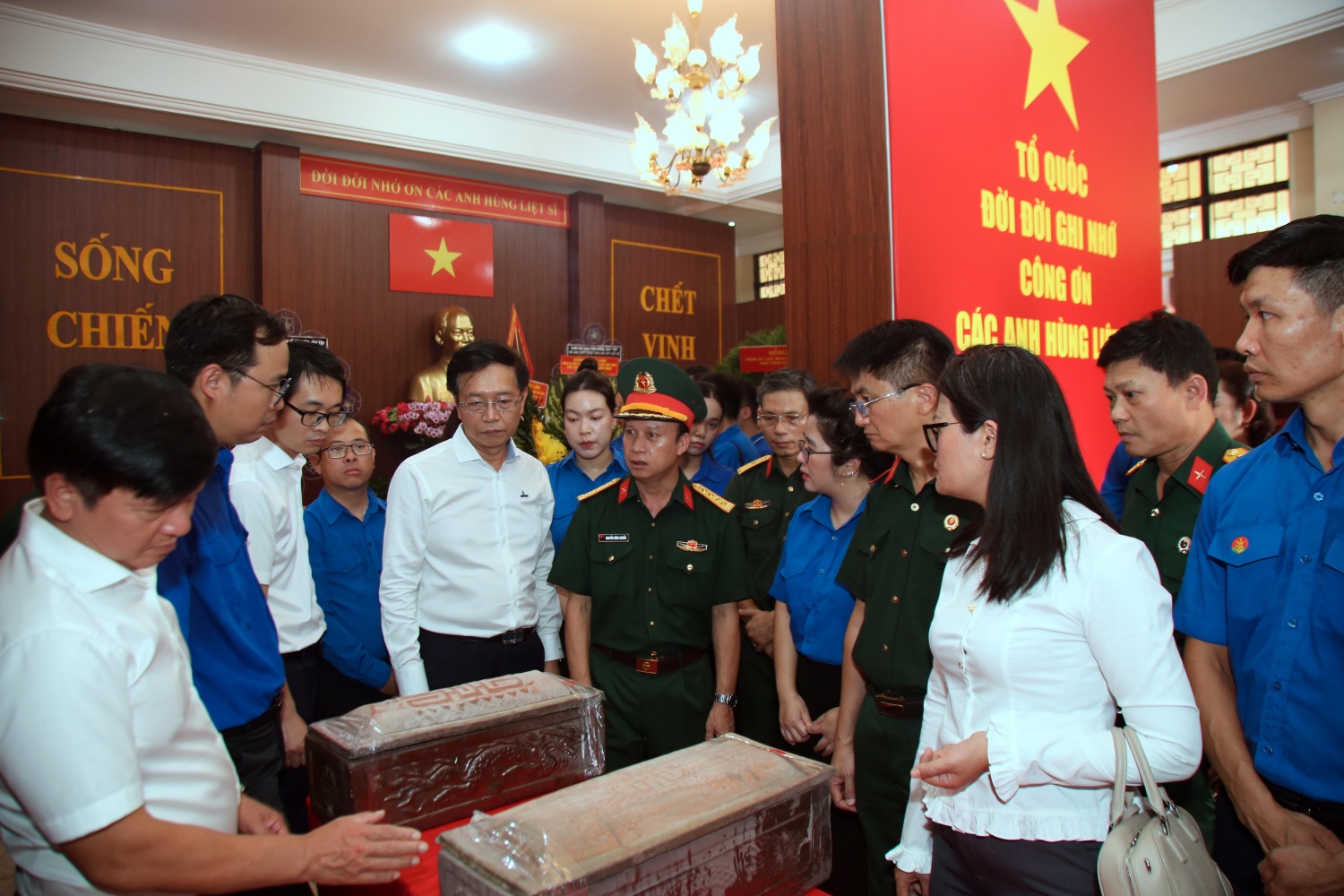 Đoàn công tác Petrovietnam dâng hương, dâng hoa tại Tượng đài Cố Tổng Bí thư Trần Phú và tưởng niệm các Anh hùng liệt sĩ tại Nhà quàn hài cốt liệt sĩ, Công viên Lê Thị Riêng.