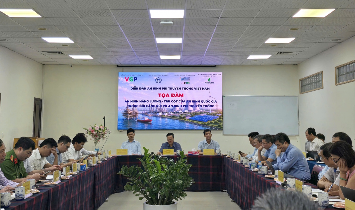 Tọa đàm quy tụ nhiều chuyên gia đầu ngành về năng lượng, đại diện các cơ quan quản lý, doanh nghiệp như Petrovietnam, EVN, cùng các nhà khoa học và tổ chức nghiên cứu để thảo luận về các giải pháp tăng cường an ninh năng lượng trong bối cảnh rủi ro an ninh phi truyền thống.