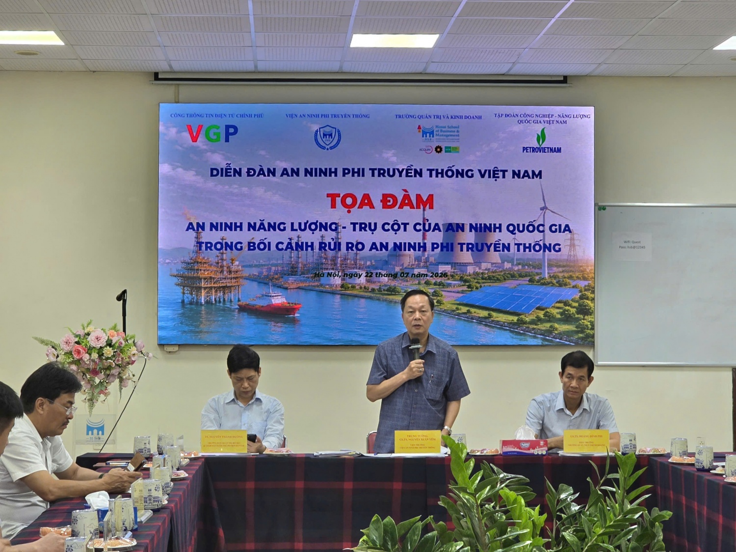 Trung tướng, GS.TS Nguyễn Xuân Yêm, Viện trưởng Viện An ninh phi truyền thống đề xuất tiếp tục hoàn thiện hệ thống chính sách, pháp luật về an ninh năng lượng và an ninh phi truyền thống.