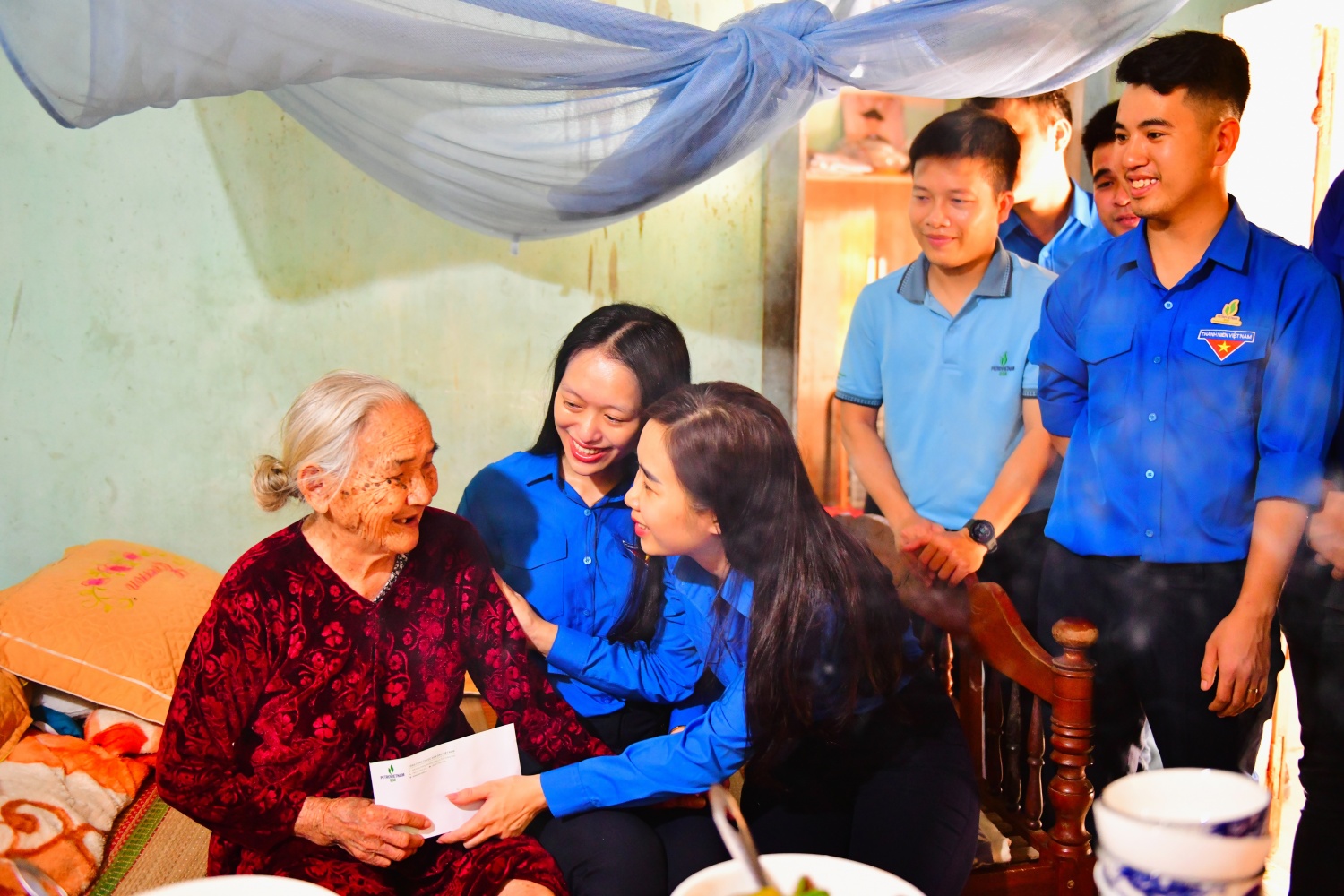 Đồng chí Nguyễn Lan Hương - Bí thư Đoàn Thanh niên BSR cùng các đoàn viên thăm hỏi, tặng quà tri ân Mẹ Việt Nam Anh hùng Trương Thị Lan tại xã Đông Sơn.