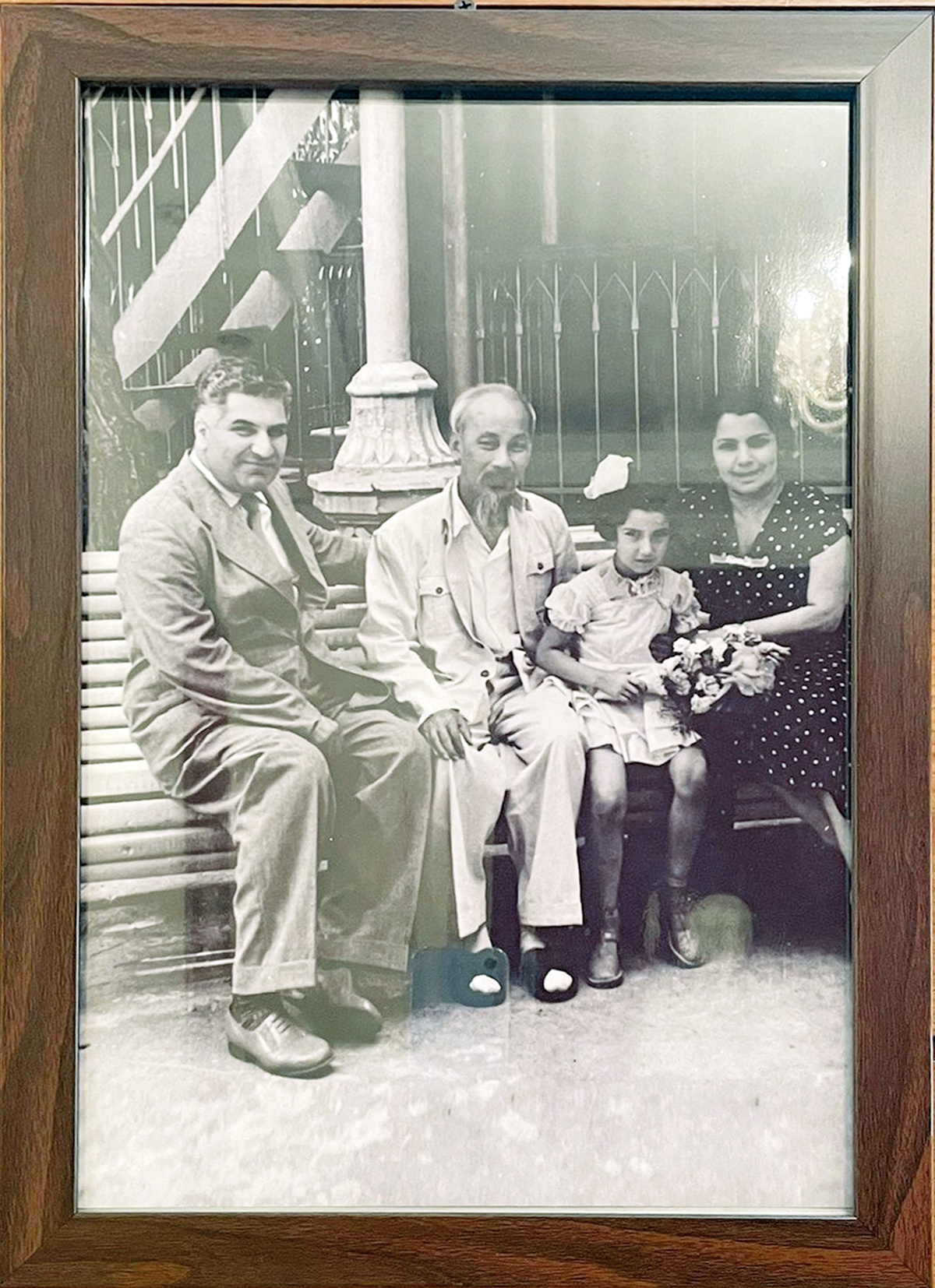 Bà Nigar Akhundova cùng bố mẹ chụp hình với Chủ tịch Hồ Chí Minh năm 1959 khi Người thăm Azerbaijan (ảnh tư liệu chụp tại Đại sứ quán Azerbaijan tại Hà Nội)