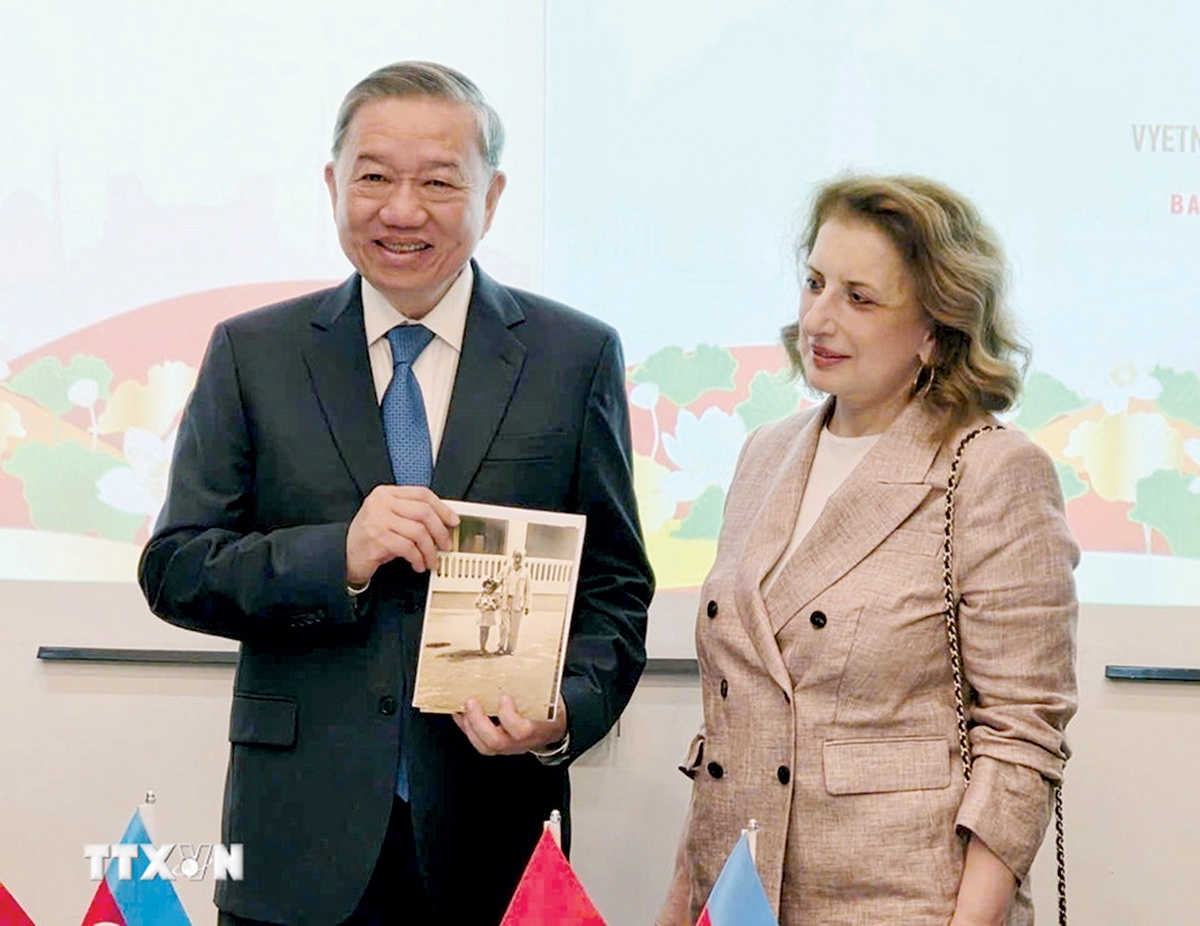 Bà Nigar Akhundova trao tặng Tổng Bí thư Tô Lâm bức ảnh bà chụp cùng Chủ tịch Hồ Chí Minh năm 1959 khi Tổng Bí thư dự Lễ khánh thành Phòng lưu niệm “Chủ tịch Hồ Chí Minh với ngành dầu khí Việt Nam - Azerbaijan” tại Đại học Dầu mỏ và Công nghệ quốc gia Azerbaijan ở Baku vào ngày 8-5-2025 (ảnh TTXVN)