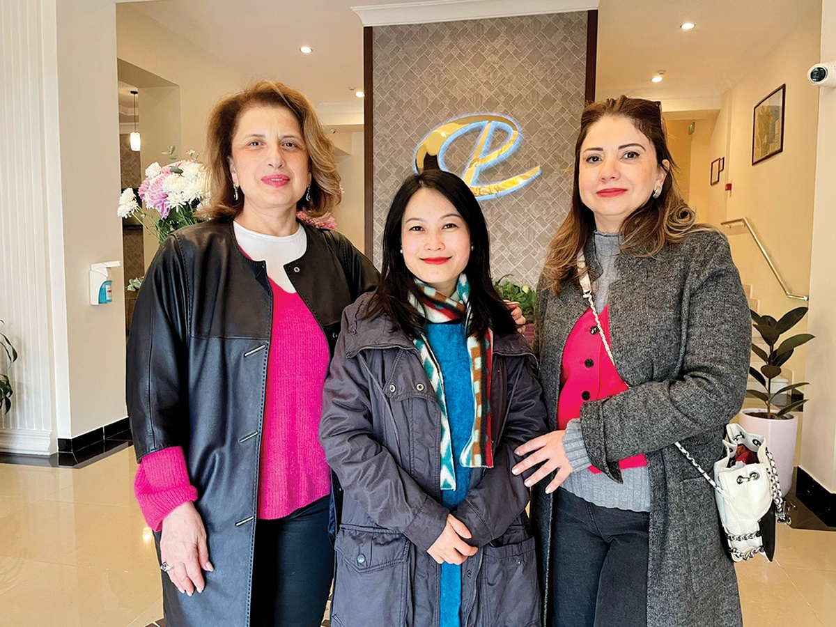 Tác giả cùng với bà Nigar Akhundova và chị Aygun Samadova - cựu Tham tán Công sứ, Đại sứ quán Azerbaijan tại Việt Nam (ảnh chụp tại Baku cuối năm 2024)