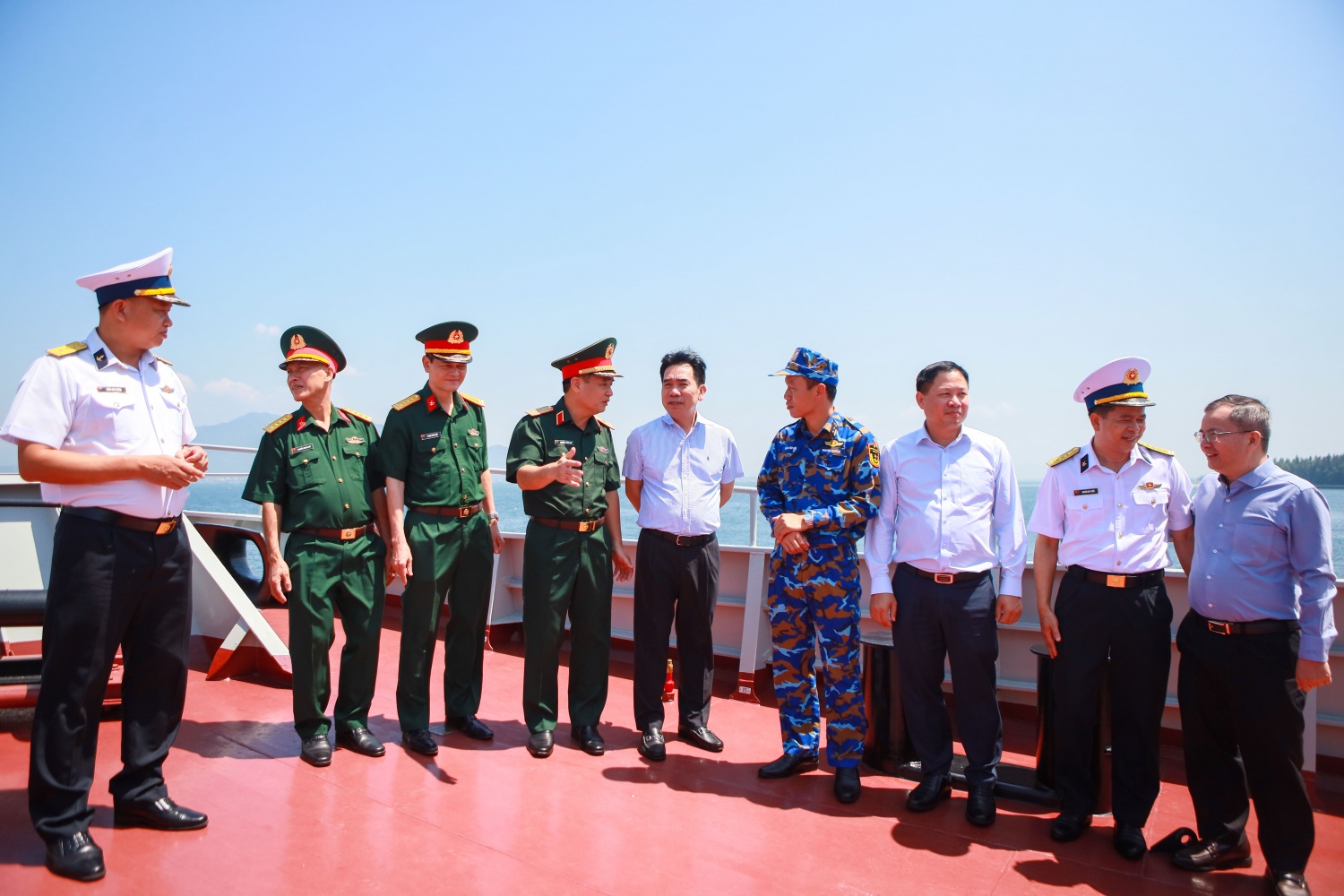 Đoàn đại biểu khảo sát thực tế, tìm hiểu tình hình sử dụng các loại nhiên liệu đặc chủng quốc phòng do BSR sản xuất tại Bộ Tư lệnh Vùng 4 Hải quân.