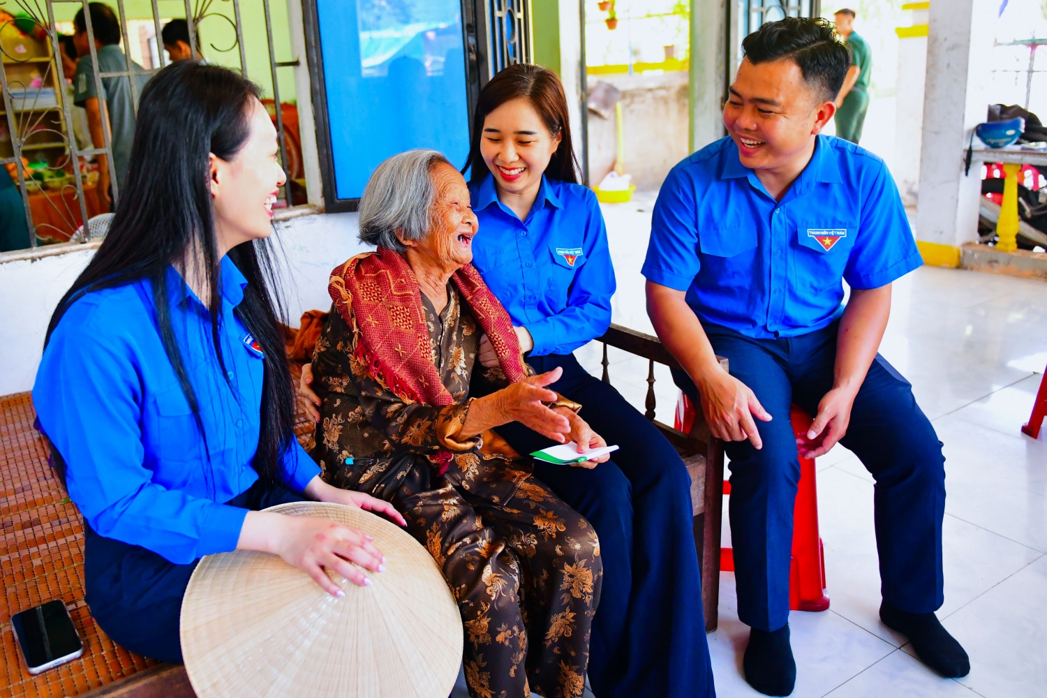 Mẹ Việt Nam Anh hùng Trần Thị Lan (xã Đông Sơn) xúc động trước tình cảm, sự quan tâm của thế hệ trẻ.