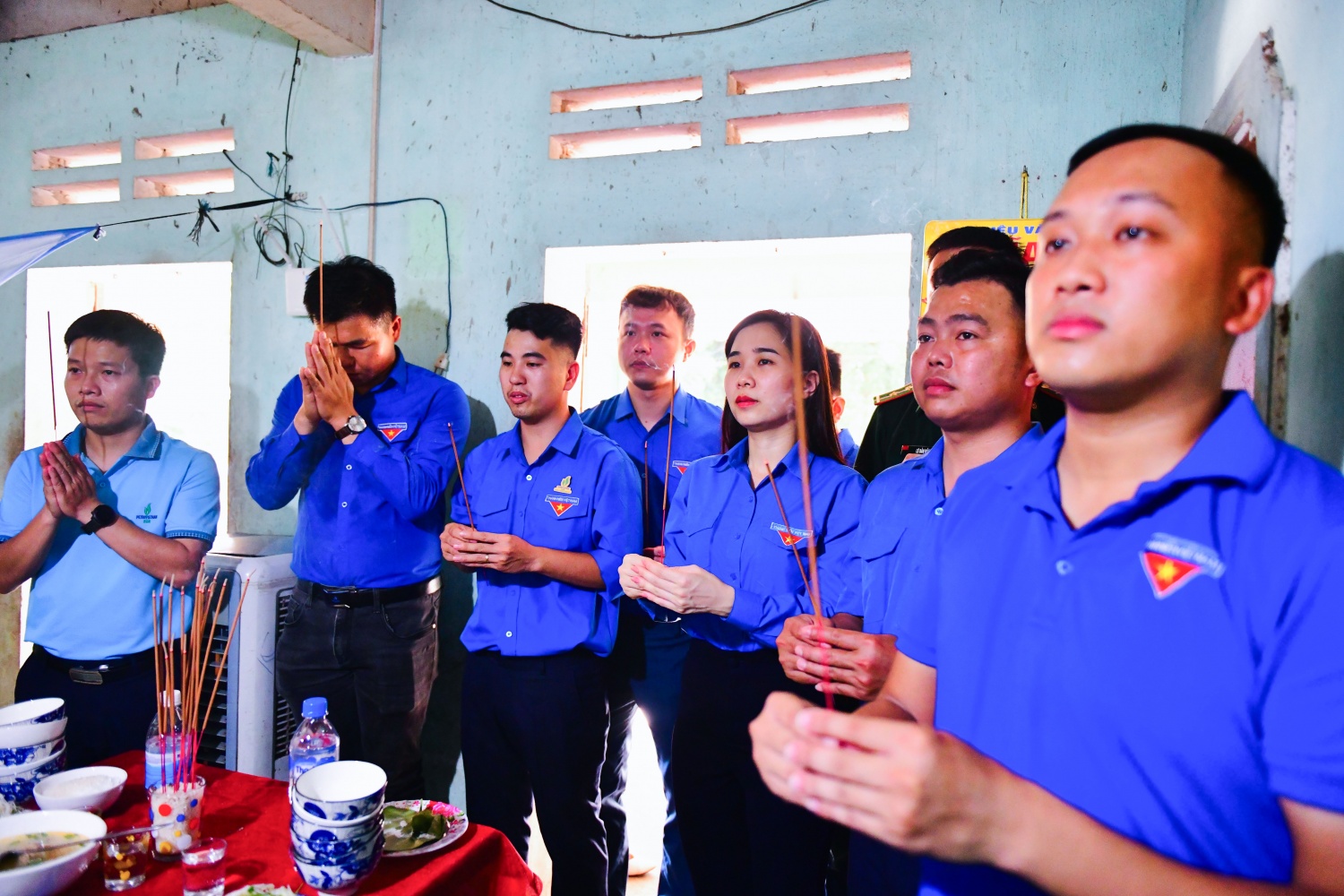Các đoàn viên thanh niên thành kính dâng hương, bày tỏ lòng biết ơn sâu sắc đối với các anh hùng liệt sĩ.