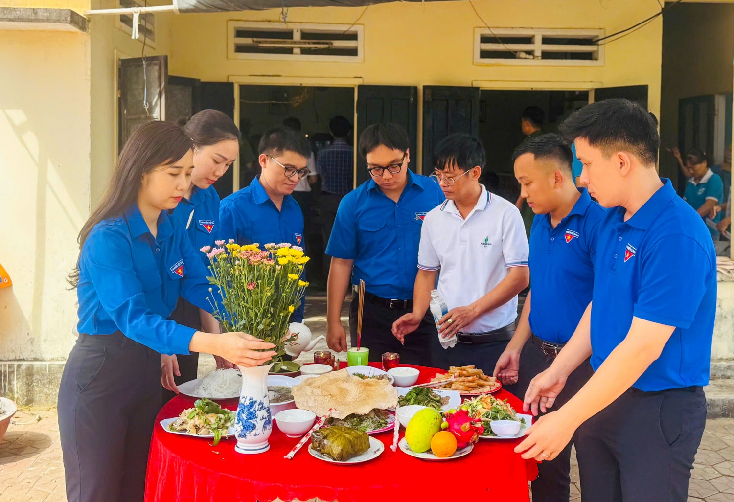 Từ sáng sớm, các đoàn viên thanh niên đã có mặt để chuẩn bị mâm cơm tri ân dâng lên các anh hùng liệt sĩ.