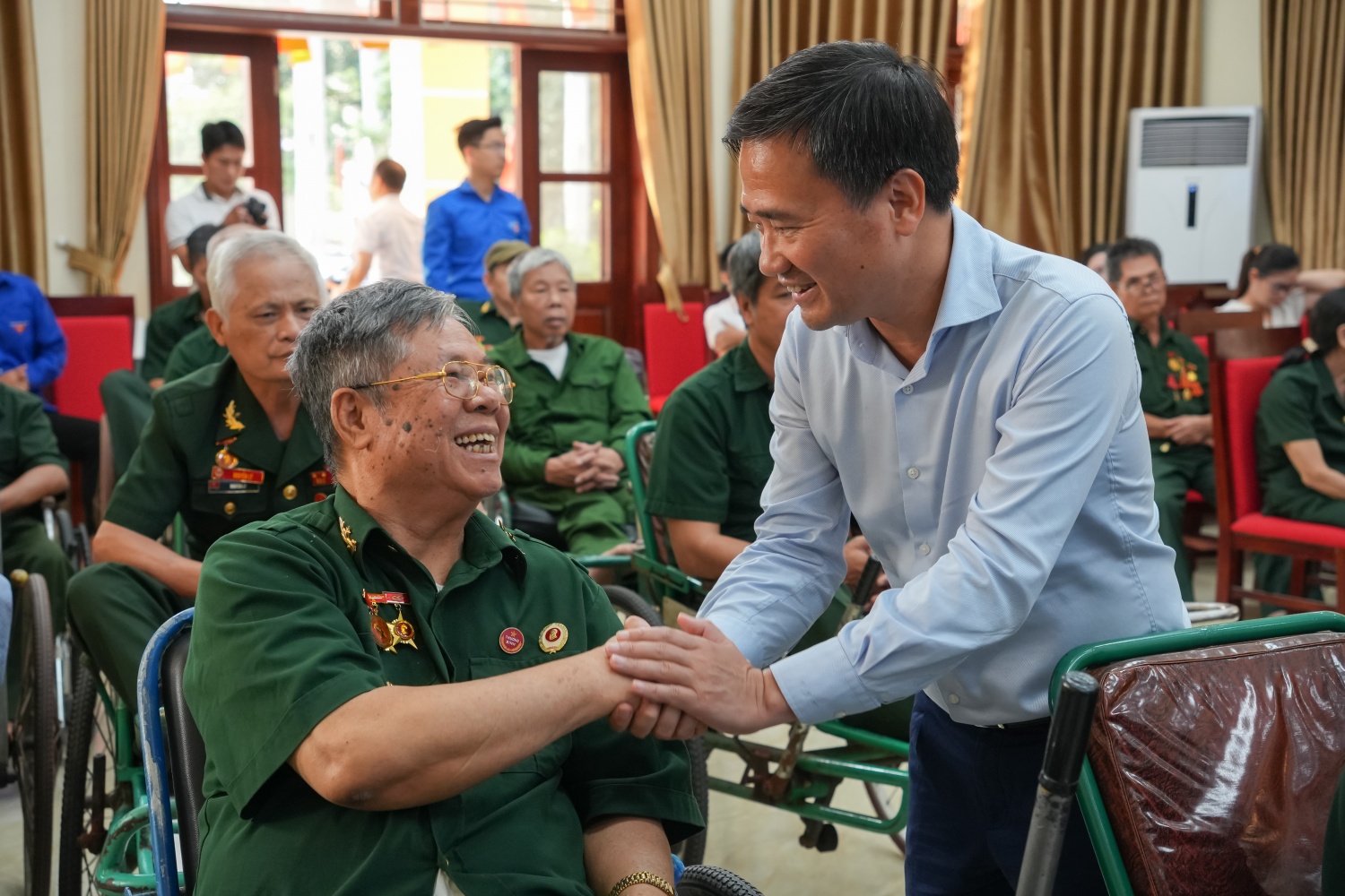 Ông Vũ Anh Tuấn - Phó Chủ tịch Công đoàn Petrovietnam động viên các thương binh