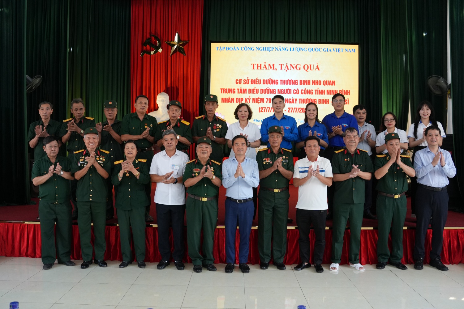 Đoàn công tác Petrovietnam cùng các thương binh tại Cơ sở Điều dưỡng Thương binh Nho Quan, Ninh Bình.